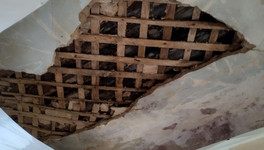 В доме участника СВО под Кировом обвалилась штукатурка из-за крыши