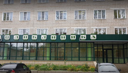 В Нововятске женщина выпала из окна поликлиники