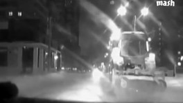 Пьяный тракторист пытался уехать от полицейских, при этом продолжая убирать снег с городских улиц