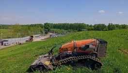 На мусорном полигоне в Костино робот на радиоуправлении косит траву