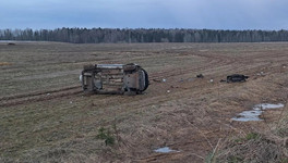 В Кировской области «Форд» улетел в поле