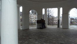 В ротонде Александровского сада установили пианино (видео)
