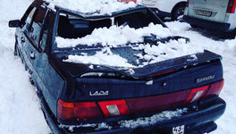 Кировские коммунальщики скинули снежную глыбу с крыши на припаркованную машину