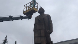 Памятник Ленина на театралке вымоют за 26 тысяч рублей