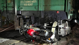 В Слободском мотоциклист вместе с пассажиром врезался в тепловоз. Оба мужчины погибли