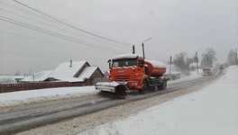 В Кирове из-за снегопада дорожные службы вывели на улицы всю технику