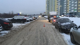 В Кирове ребёнок на ватрушке скатился под колёса автомобиля