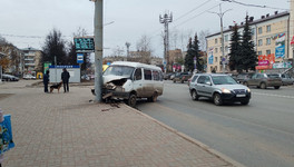 ДТП у ЦУМа. Фургон врезался в столб