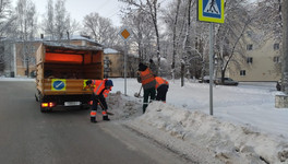 В Кирове усилили работы по уборке льда у остановок
