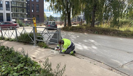 В слободе Курочкины оградят тротуар у школы