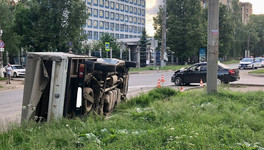 В Кирове в результате ДТП перевернулась иномарка. Пострадали два малолетних ребёнка