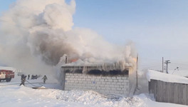 В Орловском районе пожар уничтожил гараж и машину во время ремонта