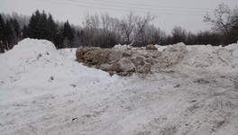 Грязный снег с кировских улиц коммунальщики сваливают возле реки Хлыновки