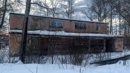 В Верхнекамском районе по требованию прокуратуры снесли здание, в котором пострадал ребёнок