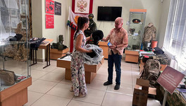 Участник СВО передал кировскому музею боевые трофеи