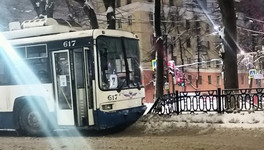 В Кирове троллейбус въехал в чугунное ограждение на Октябрьском проспекте