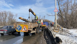 На улице Луганской в Кирове начали демонтировать аварийные столбы