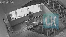 В центре Кирова устроили стрельбу в подъезде