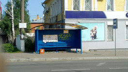 В Кирове свежевыкрашенные остановки расписали вандалы