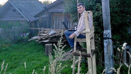 Житель деревни соорудил двухметровый стул для выхода в Интернет