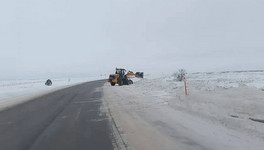Кировскую область заваливает снегом - дороги чистят в усиленном режиме