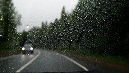 ГИБДД напомнила кировским водителям о правилах движения в дождь