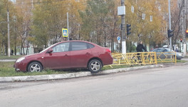 На перекрёстке Московской и Менделеева автомобиль снёс новые ограждения