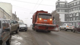 Из-за снегопада в Кирове тротуары начали посыпать каменной солью