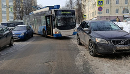 В Кирове троллейбусы встали из-за брошенных машин