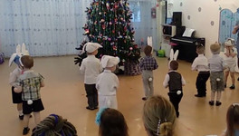 В нескольких регионах России родителям разрешили присутствовать на новогодних утренниках в детских садах