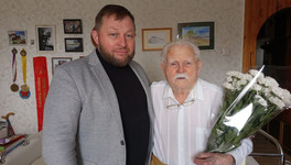 100-летний ветеран из Кирова принимает поздравления с юбилеем