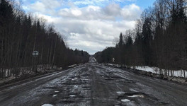 «Её как будто взорвали в 45-м году»: реакции водителей на весенние дороги в Кировской области