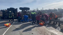 Под Кировом перевернулся лесовоз