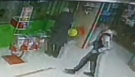 На камеру видеонаблюдения в Кирове попал мужчина, который украл у местного жителя кошелёк