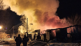 «Начали взрываться газовые баллоны»: в Нововятске ночью тушили крупный пожар