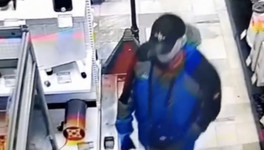 Кировские полицейские ищут мужчину, который украл телефон в магазине