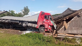 В Кировской области КамАЗ врезался в деревянный дом