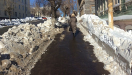 В Кирове тротуары начали расчищать до асфальта