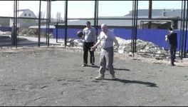 Хотели баскетбольную, строили волейбольную, а получился забор. Скандальный ФОК в Советске снова прославился (ВИДЕО)