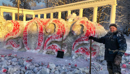 Тигр, Баба-Яга и ледяное поздравление: в Слободском художник начал украшать главную площадь снежными скульптурами