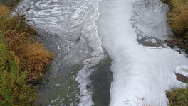 В Котельничском районе в реку сбрасывают отходы белого цвета с резким запахом