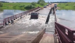 В Чепецке затопило наплавной понтонный мост в посёлок Каринторф. Видео