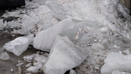 На Северном Кольце на кировчанку чуть не упала ледяная глыба