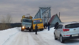 В Кировской области школьный автобус попал в ДТП с лесовозом