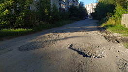 В школу по проезжей части: в Кирове несколько лет не могут отремонтировать улицу Энтузиастов