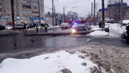 В Кирове на проезжую часть упал столб (ФОТО И ВИДЕО)