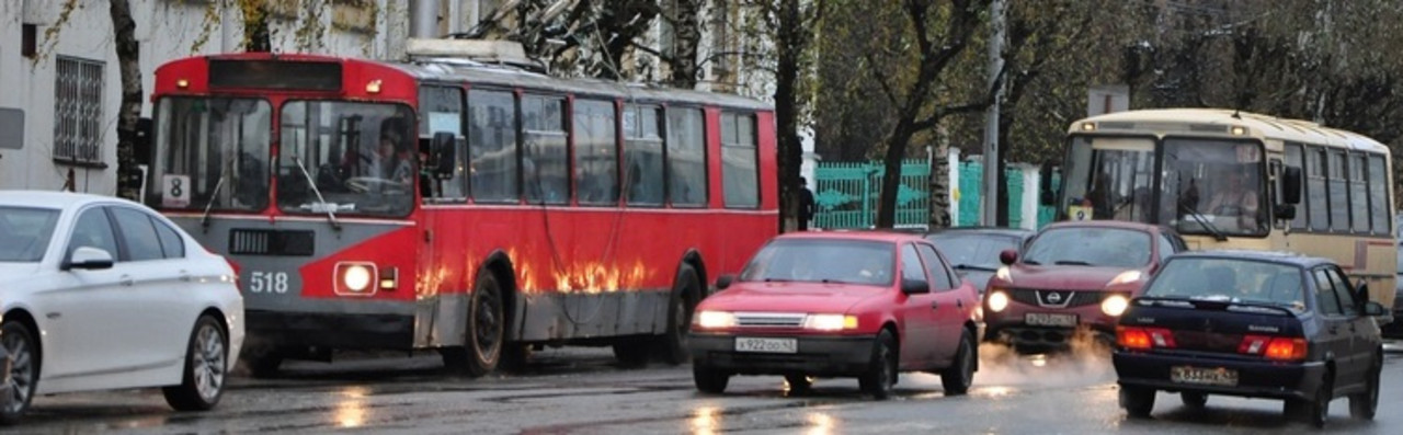 Остановки 16 автобуса киров. Автобус красный Киров. Фото на Октябрьском проспекте в Кирове из автобуса. Студенты в автобусе Киров.