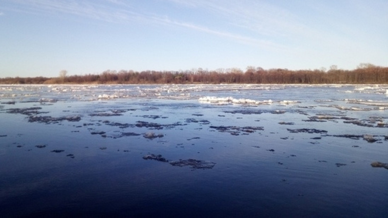 Вода в реке вятка. Уровень воды в Вятке. Уровень воды в Вятке на сегодня в Кирове. Уровень реки Вятка на сегодня Киров. Уровень воды в Вятке на сегодня в Котельниче Кировской области.