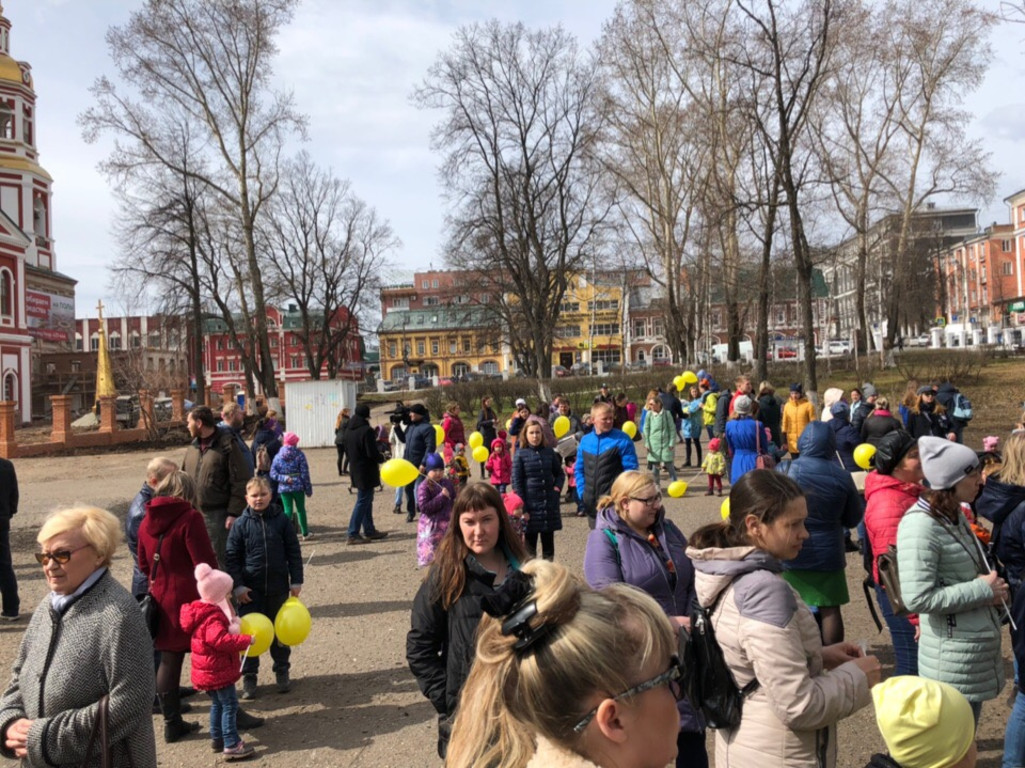 Страна детей киров. Митинг в детском саду. Детский садик на митинге. Наши дети Киров. Киров очереди.