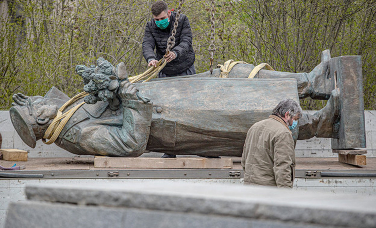 Снос памятников. Снесли памятник Коневу в Праге. Памятник Коневу в Праге сносят. Памятник Коневу в Праге демонтировали. Снос памятника Конева в Праге.